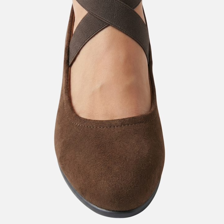 Damenschuhe mit Keilabsatz und geschlossener Spitze