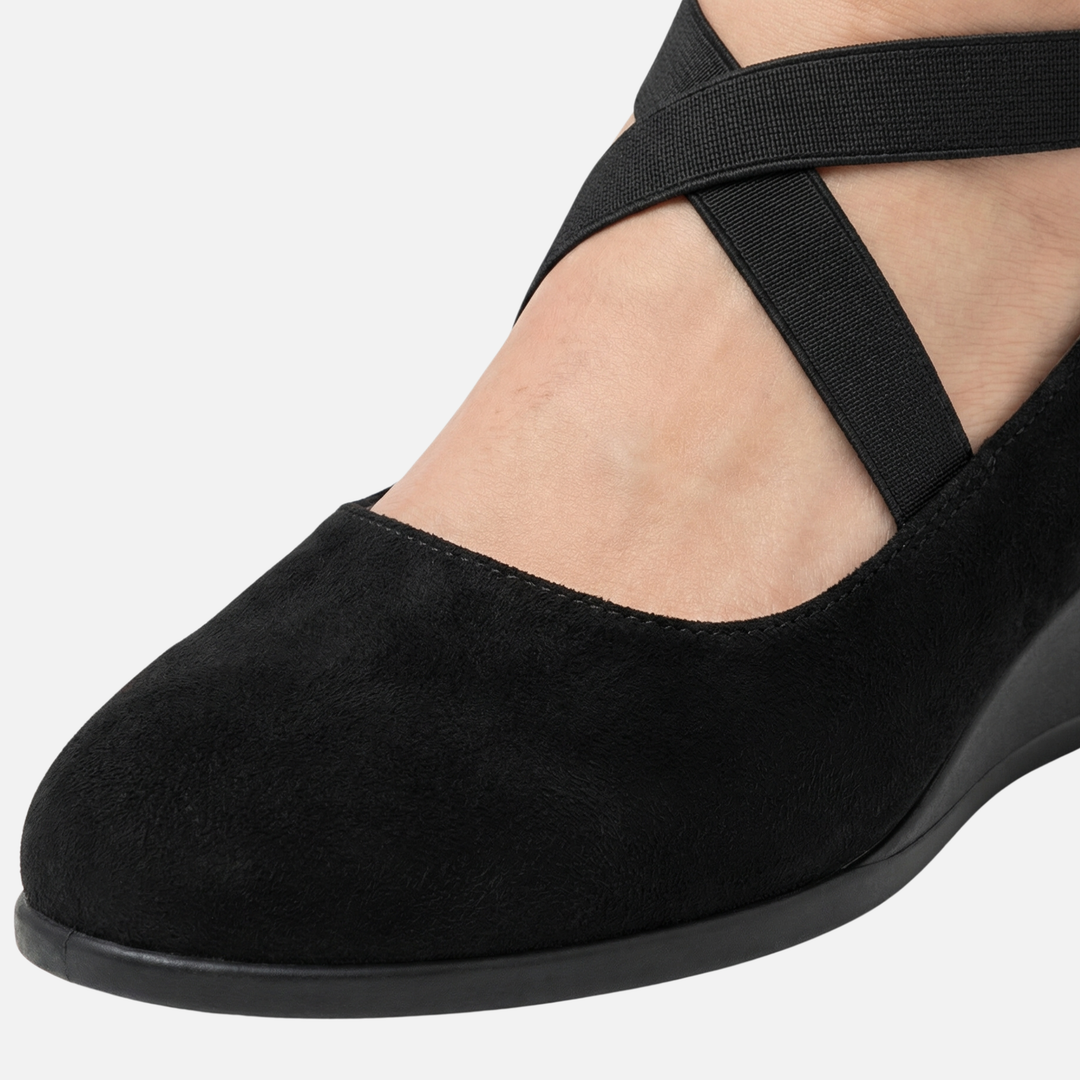 Damenschuhe mit Keilabsatz und geschlossener Spitze