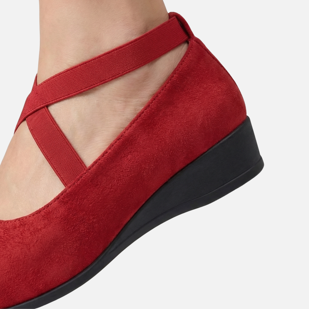 Damenschuhe mit Keilabsatz und geschlossener Spitze