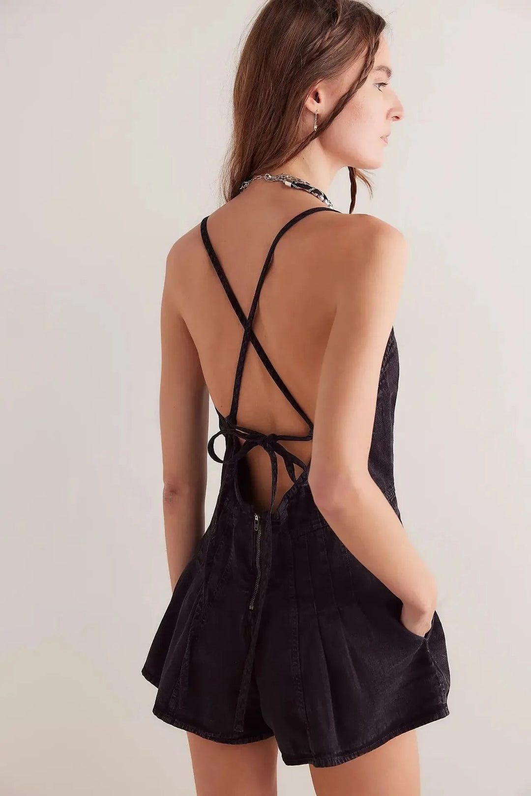 Denim-Romper-Short für Damen – Tiefer V-Ausschnitt & Cross-Back-Binde 12