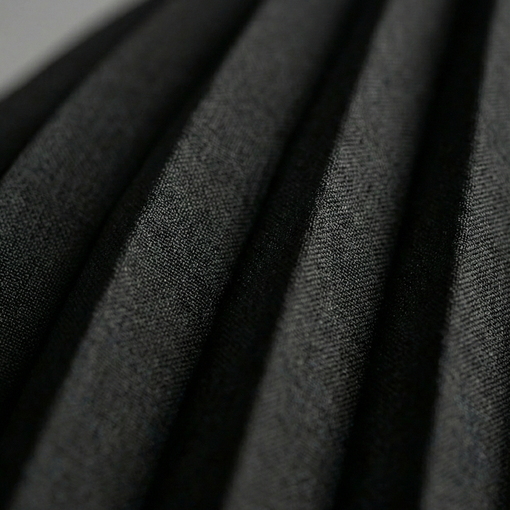 Frauen Plissiertes Midi-Kleid mit V-Ausschnitt und Cut-Out-Detail