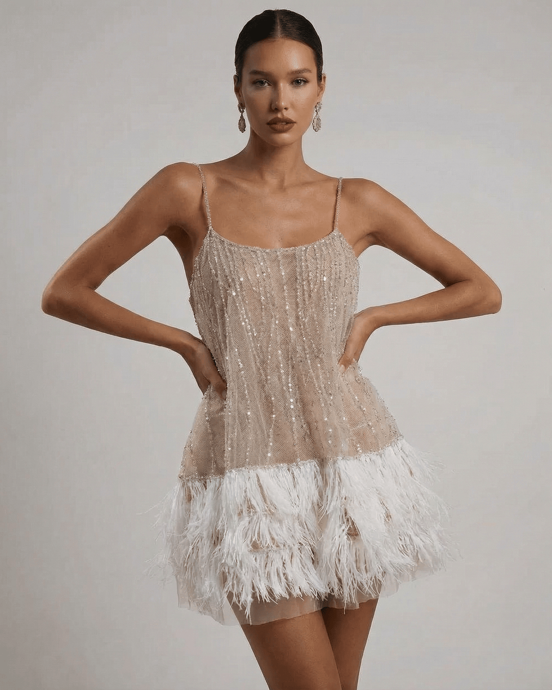 Pailletten Minikleid mit Spaghettitraegern und Federbesatz fuer Damen 1
