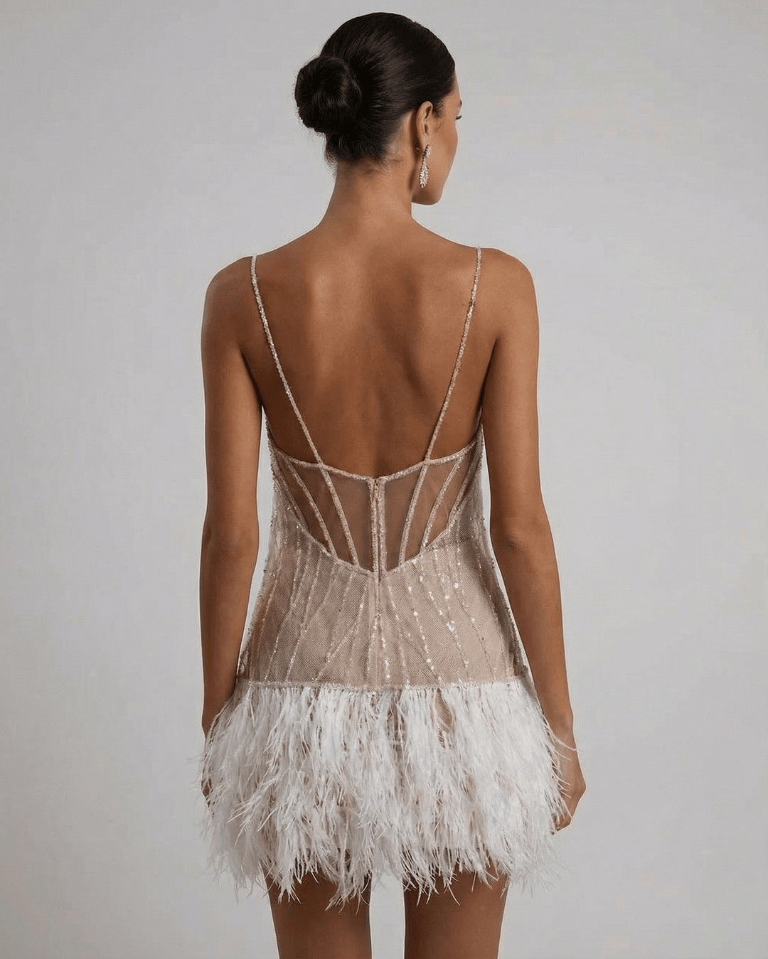 Pailletten Minikleid mit Spaghettitraegern und Federbesatz fuer Damen 2