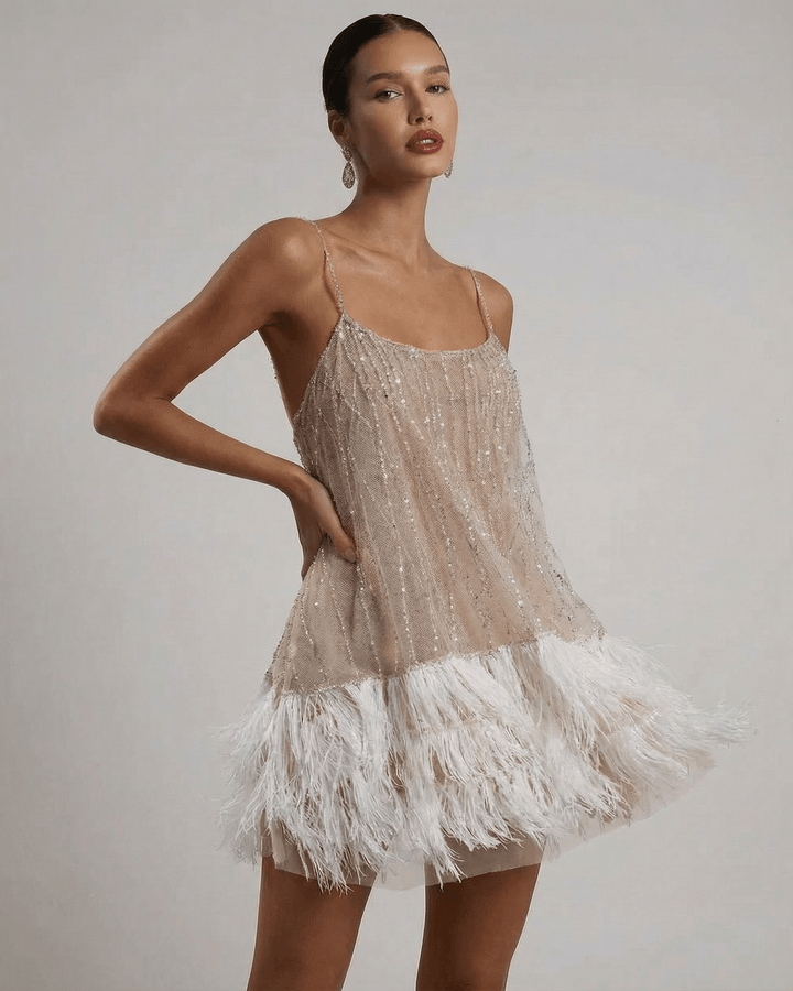 Pailletten Minikleid mit Spaghettitraegern und Federbesatz fuer Damen 4