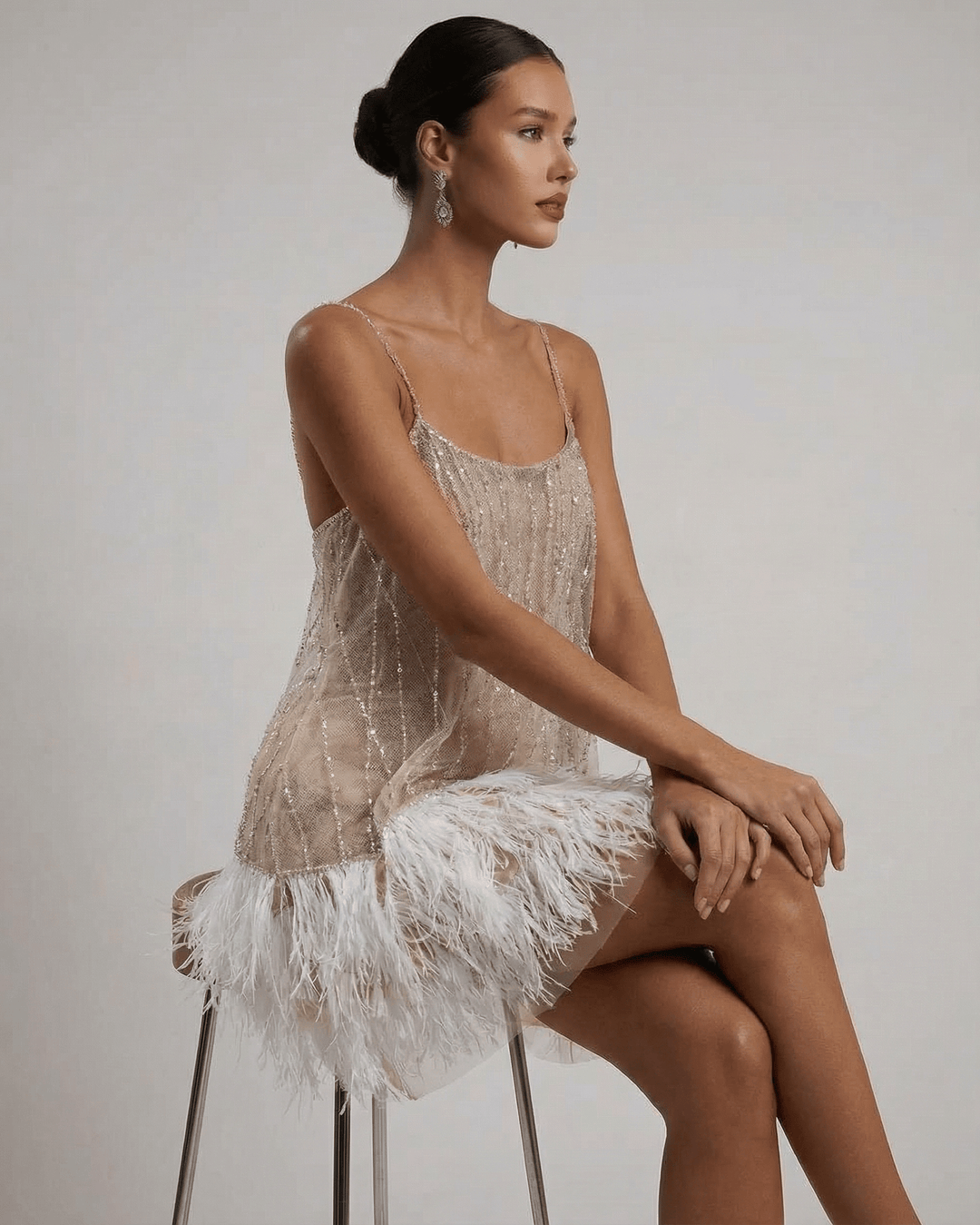 Pailletten Minikleid mit Spaghettitraegern und Federbesatz fuer Damen 6