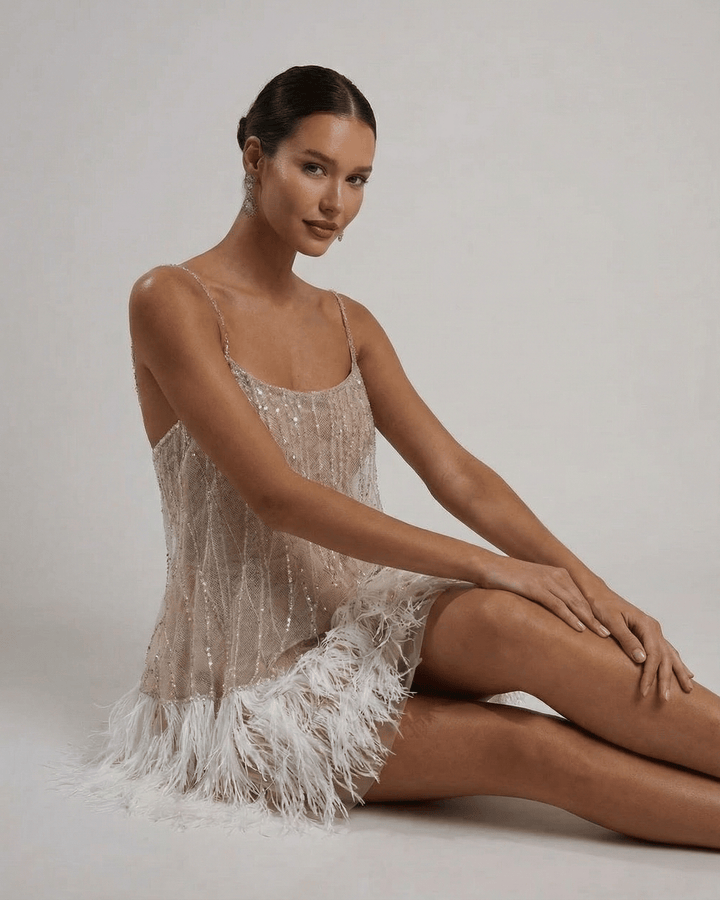 Pailletten Minikleid mit Spaghettitraegern und Federbesatz fuer Damen 7