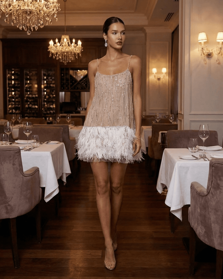 Pailletten Minikleid mit Spaghettitraegern und Federbesatz fuer Damen 8