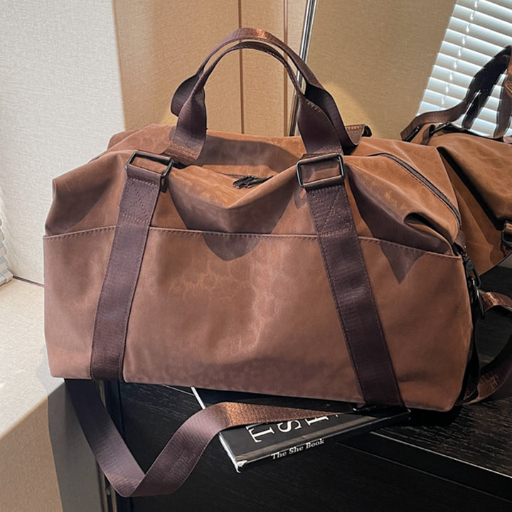 Sporty_Travel_Bag_with_Structured_Upper_Material_for_Women_3