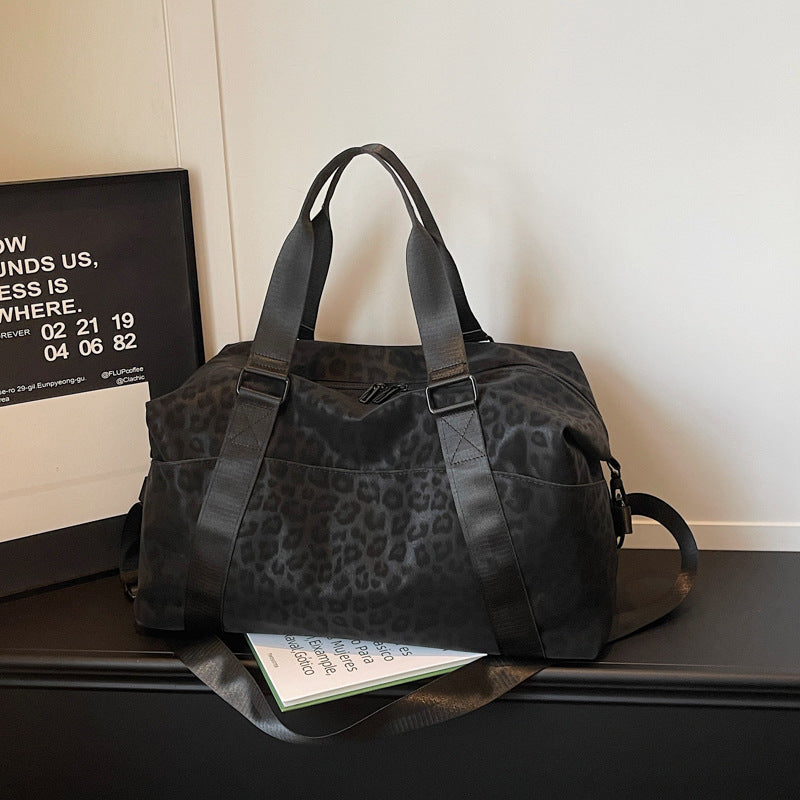 Sporty_Travel_Bag_with_Structured_Upper_Material_for_Women_7