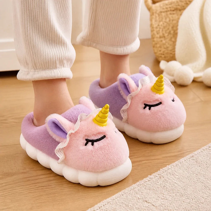 Warme_Pluesch_Kinderpantoffeln_mit_bezauberndem_Einhorn_Design_fuer_kleine_Fuesse_1
