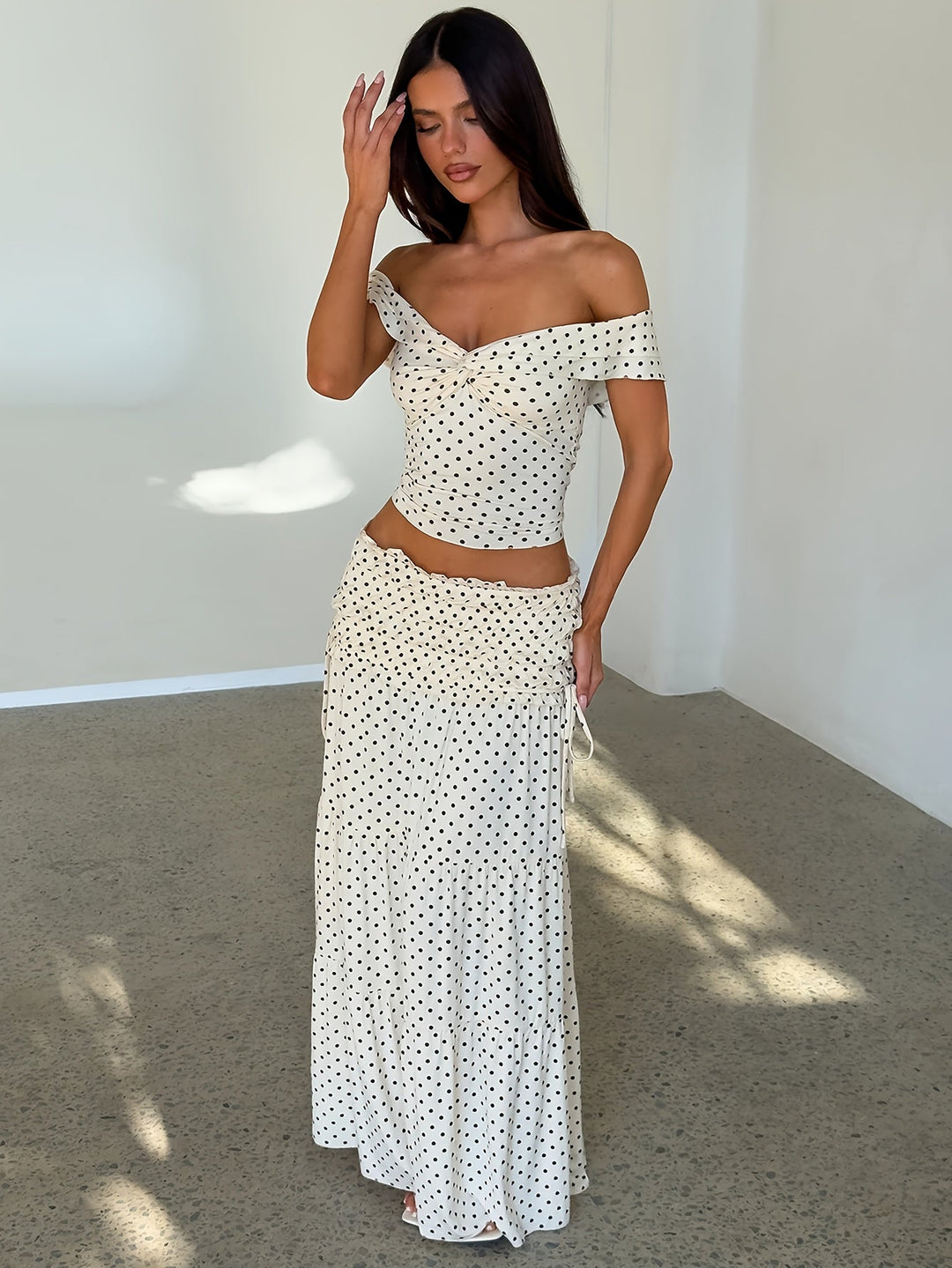 Zweiteiler_fuer_Damen_Polka_Dot_mit_Carmen_Ausschnitt_2