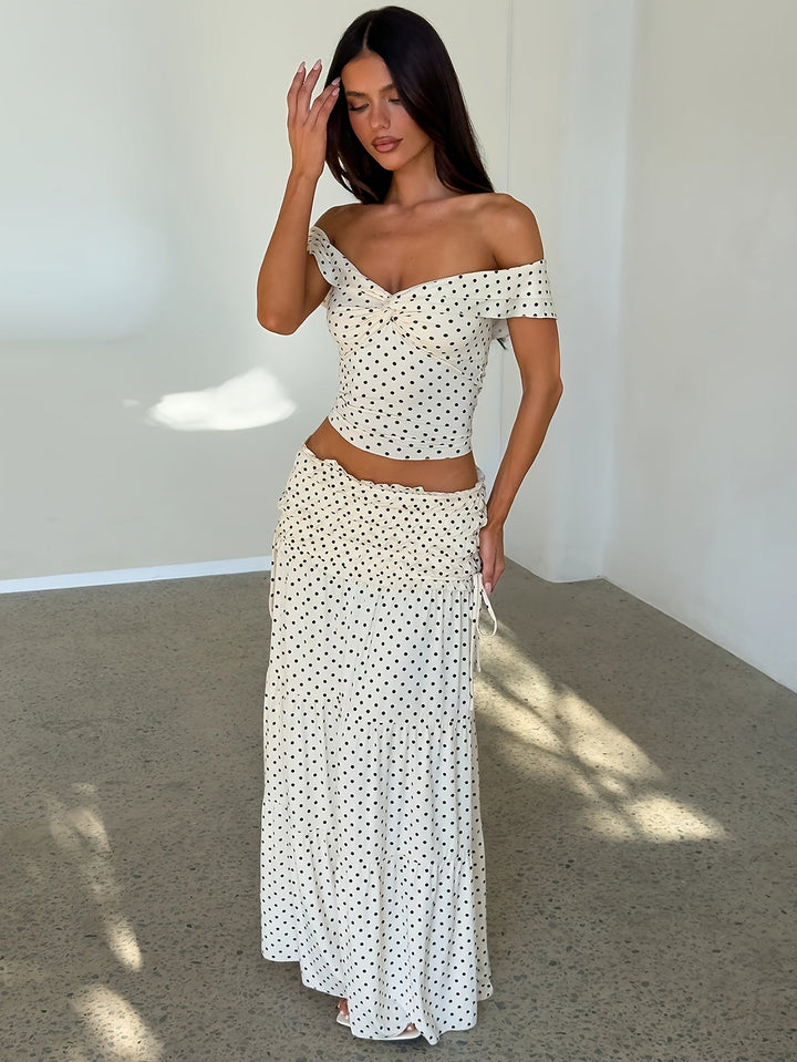 Zweiteiler_fuer_Damen_Polka_Dot_mit_Carmen_Ausschnitt_2