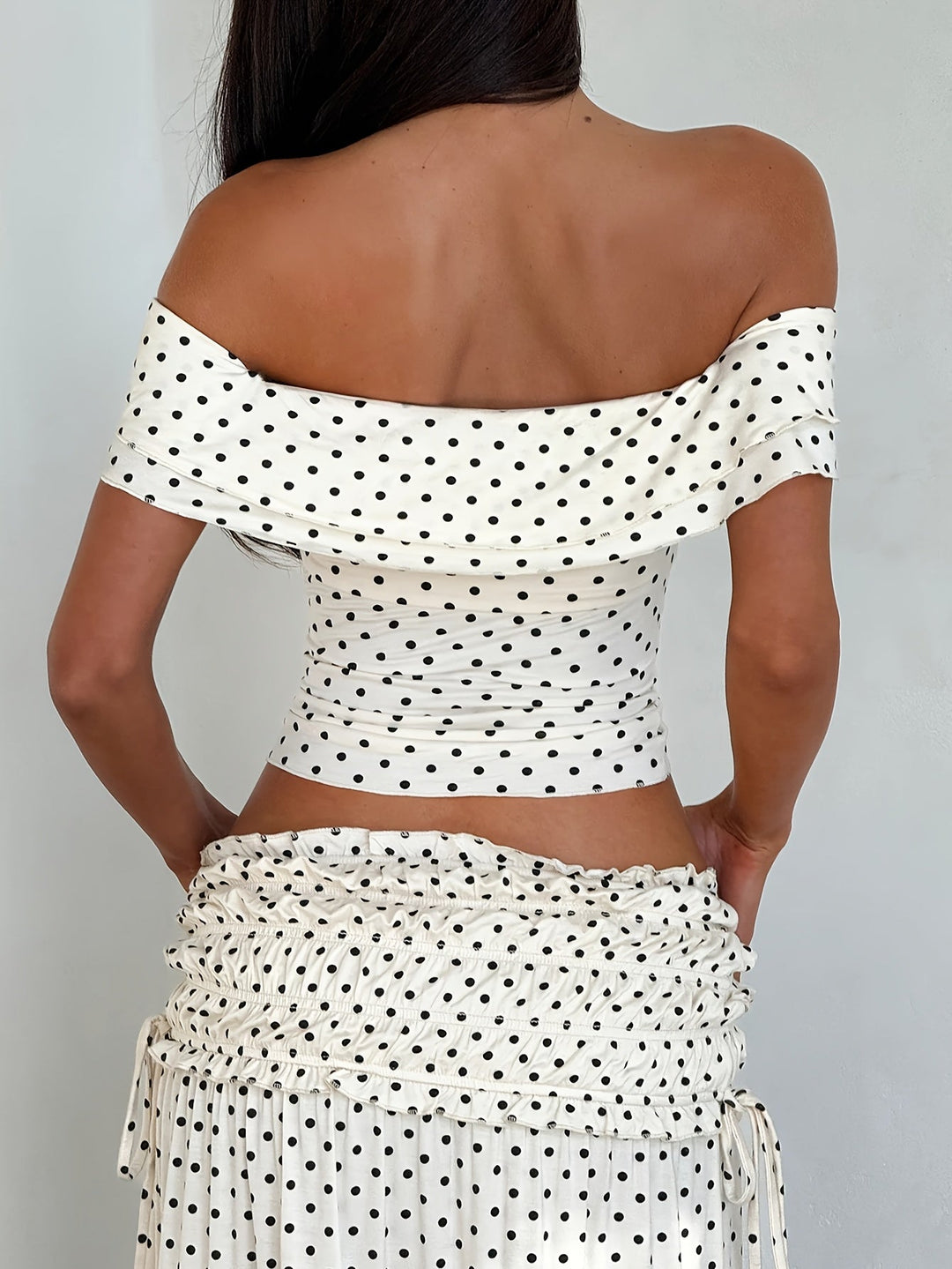 Zweiteiler_fuer_Damen_Polka_Dot_mit_Carmen_Ausschnitt_3