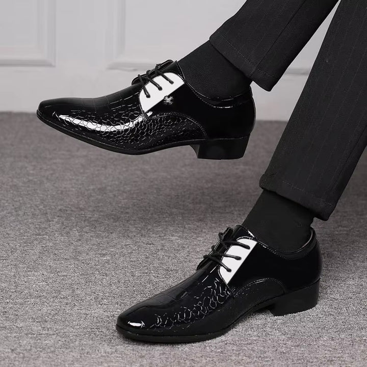 Geprägtes Muster Spitze Zehe Formeller Schuh für Herren | Schnürung Lack Optik Gestaltung